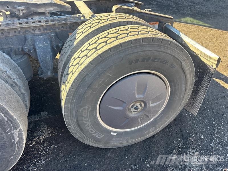 Freightliner Cascadia 126 6x4 T/A Sleeper Truck Tractor Тягачі