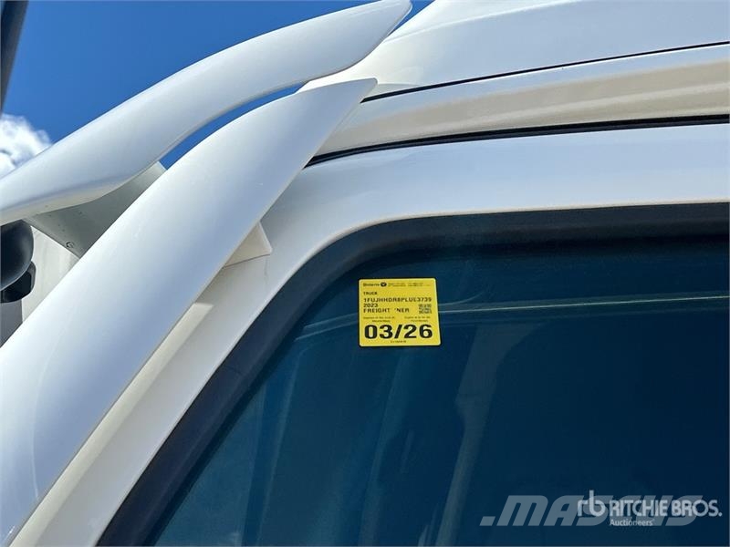 Freightliner Cascadia 126 6x4 T/A Sleeper Truck Tractor وحدات الجر