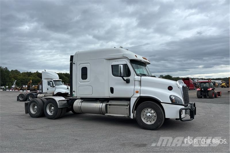 Freightliner Cascadia 125 6x4 T/A Sleeper Truck Tractor Vetopöytäautot