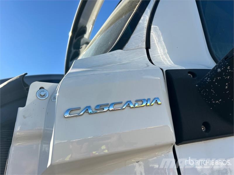 Freightliner Cascadia 126 6x4 T/A Sleeper Truck Tractor Sattelzugmaschinen
