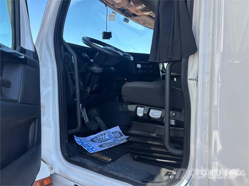 Freightliner Cascadia 126 6x4 T/A Sleeper Truck Tractor Тягачі