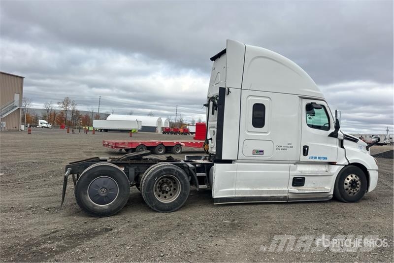 Freightliner Cascadia 126 6x4 T/A Sleeper Truck Tractor Vetopöytäautot