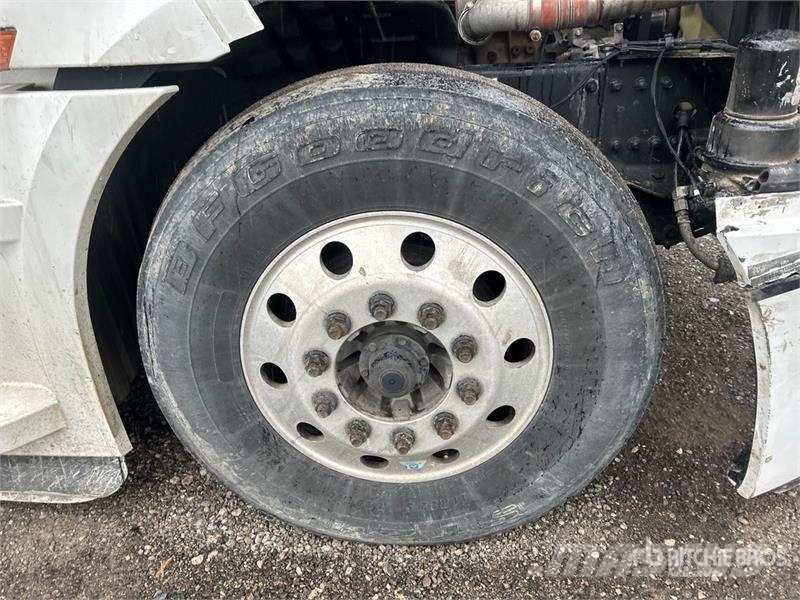Freightliner Cascadia 126 T/A Sleeper Truck Tractor Tractor Units