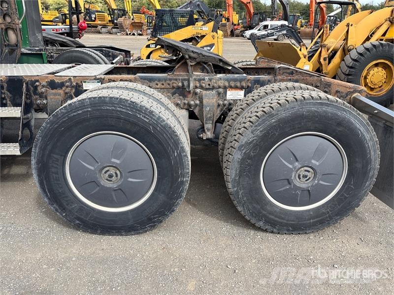 Freightliner Cascadia 126 6x4 T/A Sleeper Truck Tractor Тягачі