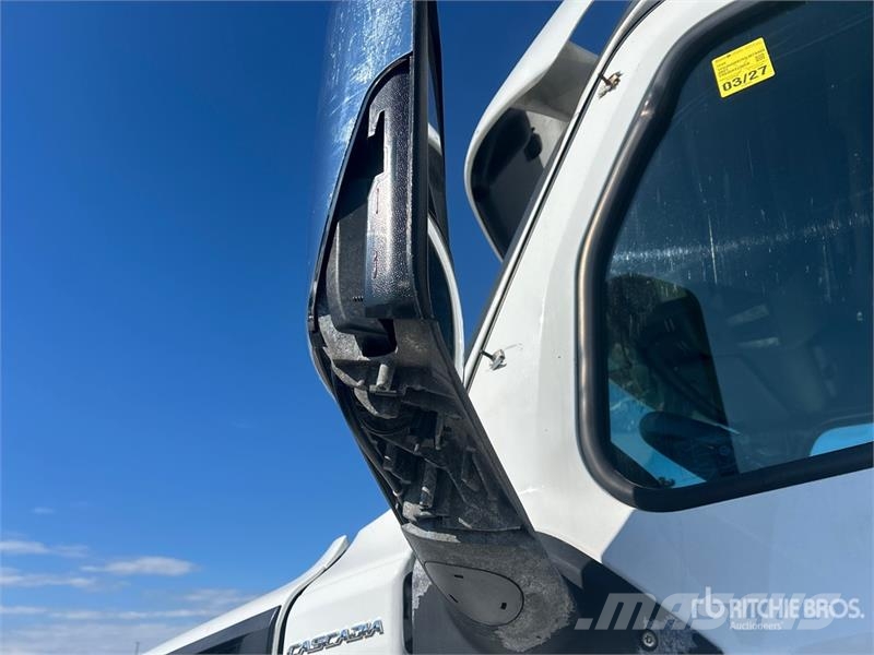 Freightliner Cascadia 126 6x4 T/A Sleeper Truck Tractor Nyergesvontatók