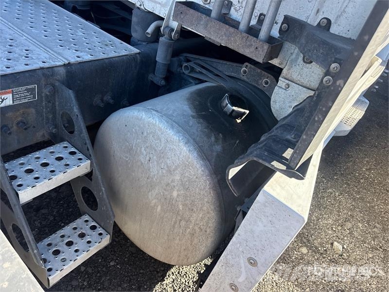 Freightliner Cascadia 126 6x4 T/A Sleeper Truck Tractor Тягачі