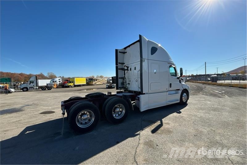 Freightliner Cascadia 126 6x4 T/A Sleeper Truck Tractor Тягачі