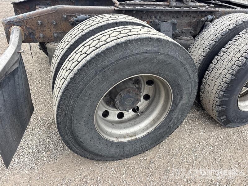 Freightliner Cascadia 126 6x4 T/A Sleeper Truck Tractor Тягачі
