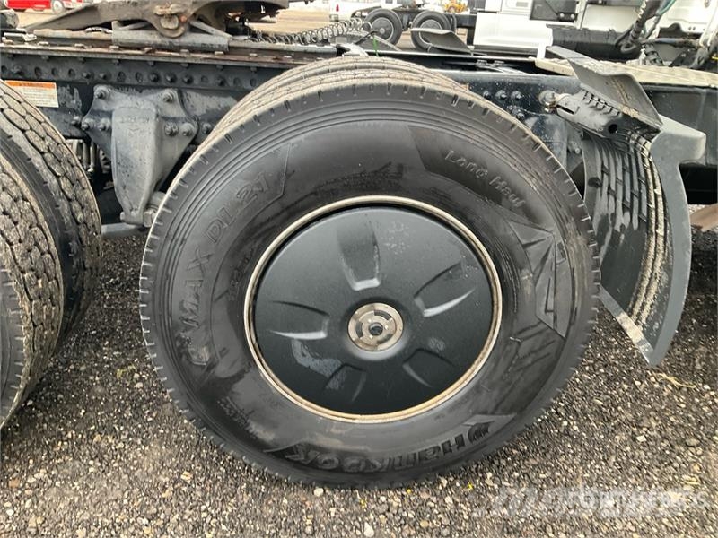 Freightliner Cascadia 126 6x4 T/A Sleeper Truck Tractor Vetopöytäautot