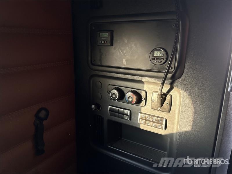 Freightliner Cascadia 126 6x4 T/A Sleeper Truck Tractor Седельные тягачи