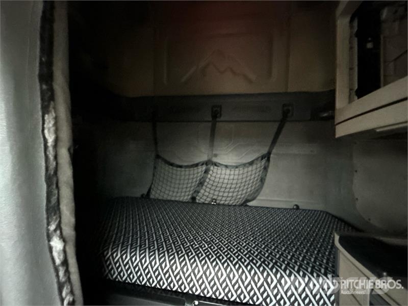 Freightliner Cascadia 125 6x4 T/A Sleeper Truck Tractor Vetopöytäautot