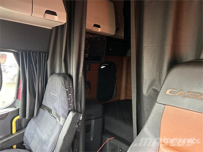 Freightliner Cascadia 126 6x4 T/A Sleeper Truck Tractor Cavalos mecânicos