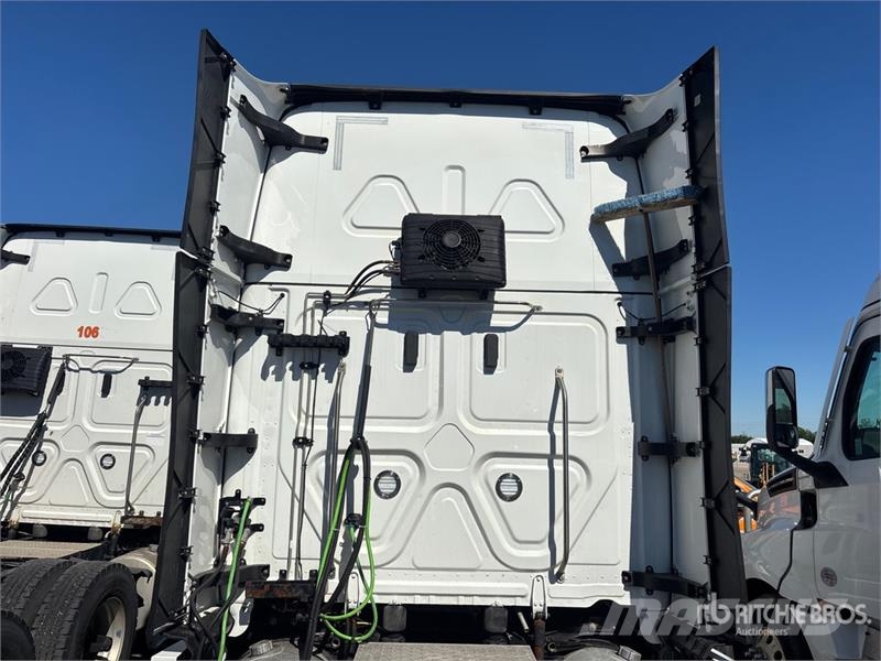 Freightliner Cascadia 126 6x4 T/A Sleeper Truck Tractor Тягачі