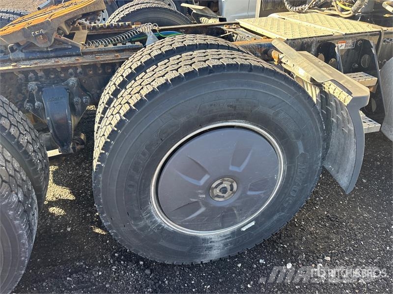 Freightliner Cascadia 126 6x4 T/A Sleeper Truck Tractor Tractor Units