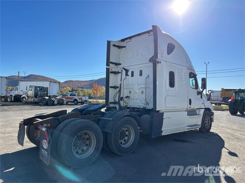 Freightliner Cascadia 125 6x4 T/A Sleeper Truck Tractor Sattelzugmaschinen