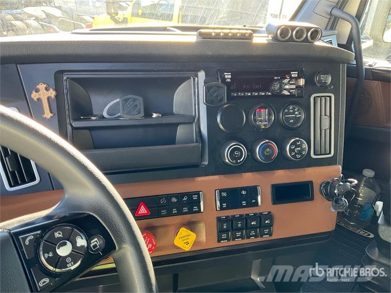 Freightliner Cascadia 126 6x4 T/A Sleeper Truck Tractor وحدات الجر
