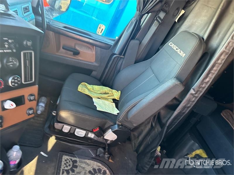 Freightliner Cascadia 126 6x4 T/A Sleeper Truck Tractor Tractor Units