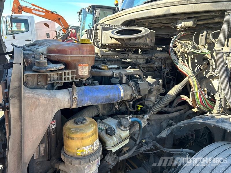 Freightliner Cascadia 126 6x4 T/A Sleeper Truck Tractor Sattelzugmaschinen