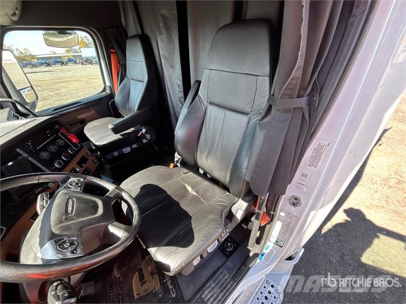 Freightliner Cascadia 126 6x4 T/A Sleeper Truck Tractor Tractores (camiões)