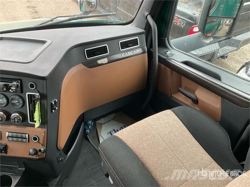Freightliner Cascadia 126 6x4 T/A Sleeper Truck Tractor Motrici e Trattori Stradali