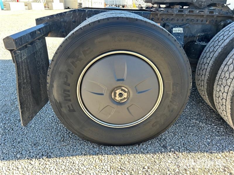 Freightliner Cascadia 126 6x4 T/A Sleeper Truck Tractor وحدات الجر