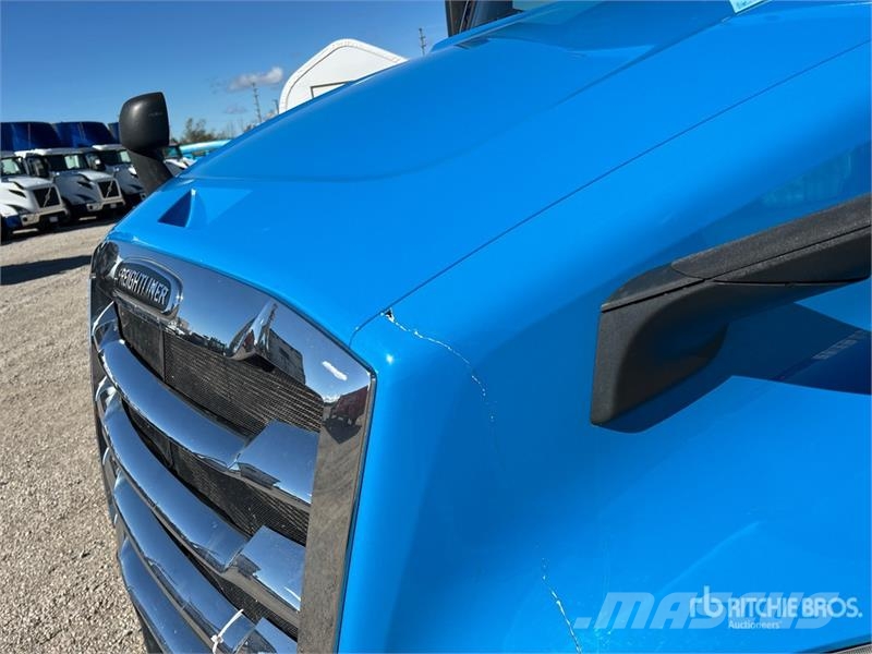 Freightliner Cascadia 126 6x4 T/A Sleeper Truck Tractor وحدات الجر