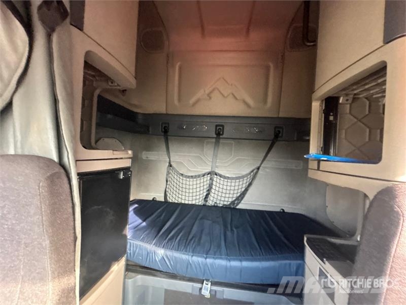 Freightliner Cascadia 125 6x4 T/A Sleeper Truck Tractor Tegljači