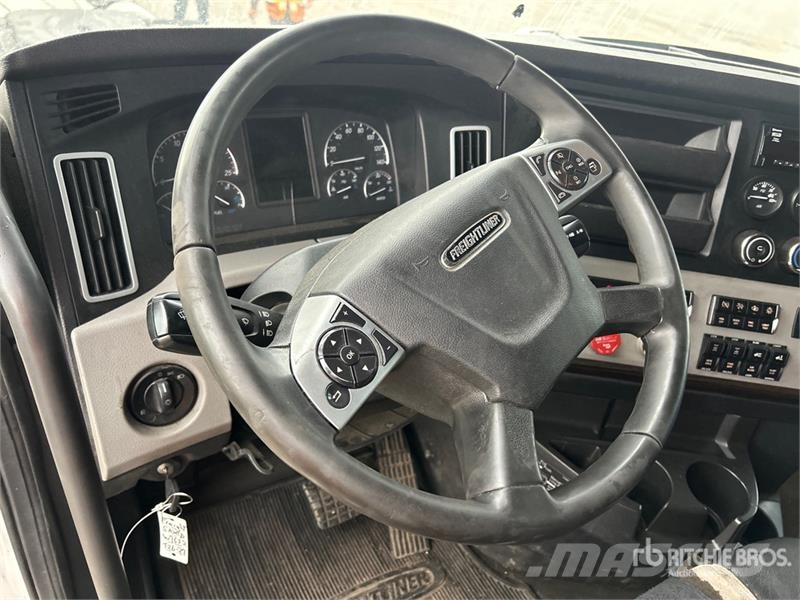 Freightliner Cascadia 126 6x4 T/A Sleeper Truck Tractor 曳引機組件