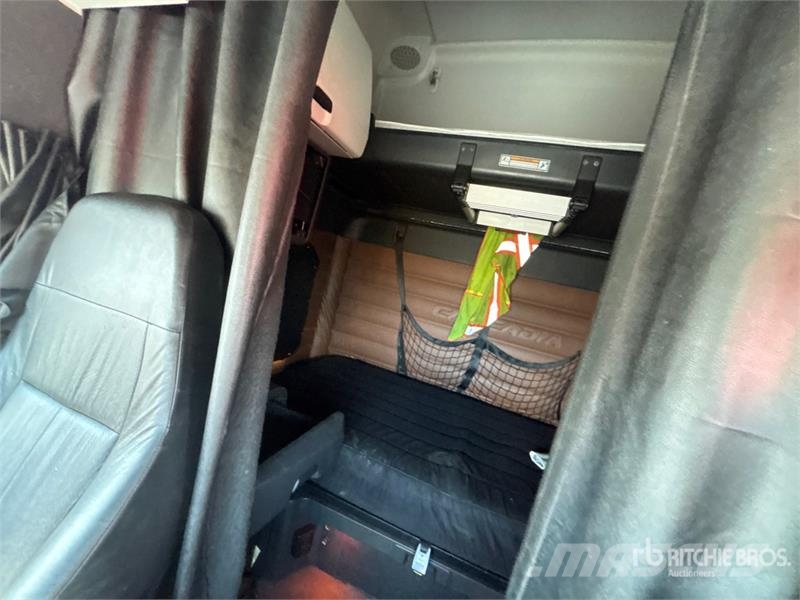 Freightliner Cascadia 126 6x4 T/A Sleeper Truck Tractor Vetopöytäautot