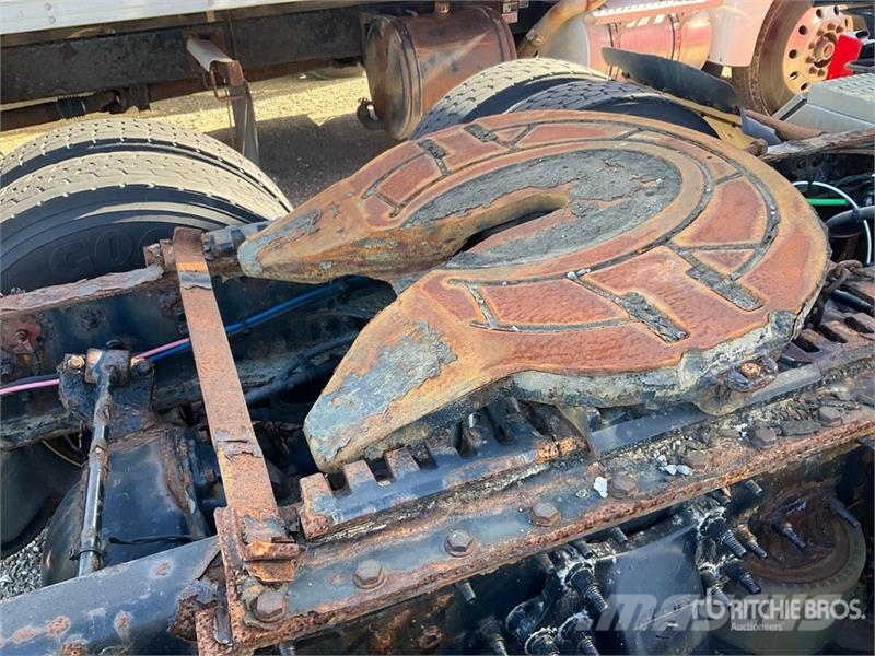 Freightliner Cascadia 126 6x4 T/A Sleeper Truck Tractor (Inoper وحدات الجر