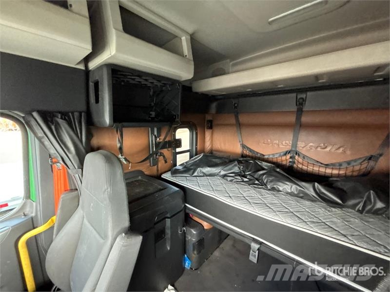 Freightliner Cascadia 126 6x4 T/A Sleeper Truck Tractor Tegljači