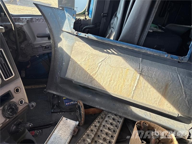 Freightliner Cascadia 126 6x4 T/A Sleeper Truck Tractor (Inoper Sattelzugmaschinen