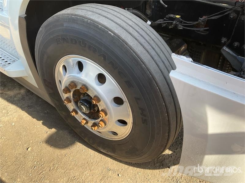 Freightliner Cascadia 126 6x4 T/A Sleeper Truck Tractor وحدات الجر