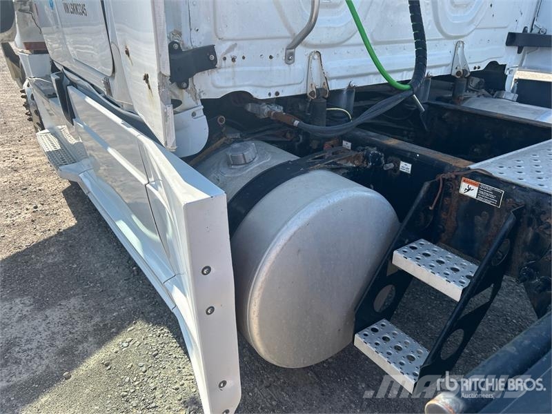 Freightliner Cascadia 126 6x4 T/A Sleeper Truck Tractor (Inoper Tegljači