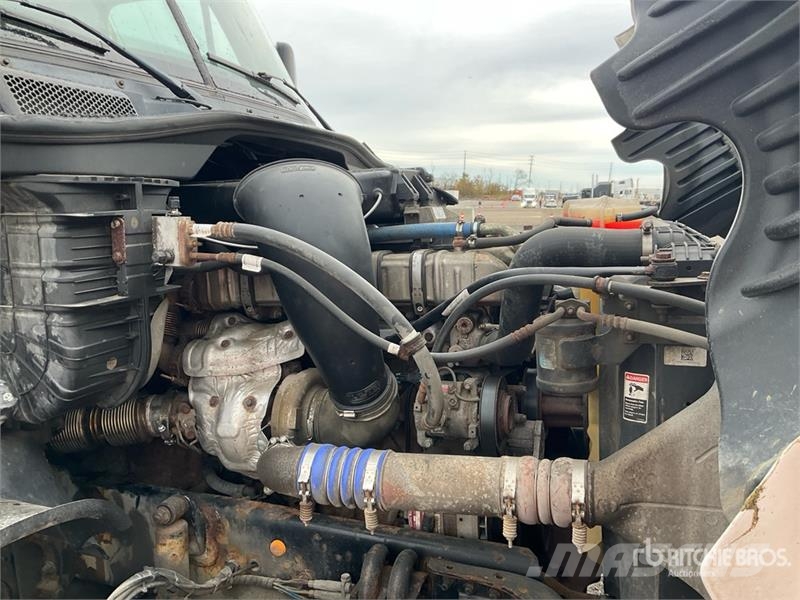 Freightliner Cascadia 125 6x4 T/A Sleeper Truck Tractor Vlačilci