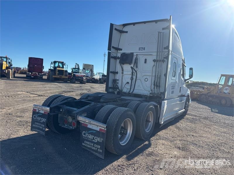Freightliner Cascadia 126 6x4 T/A Sleeper Truck Tractor Тягачі