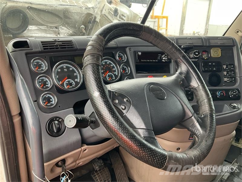 Freightliner Cascadia 125 6x4 T/A Sleeper Truck Tractor Vlačilci