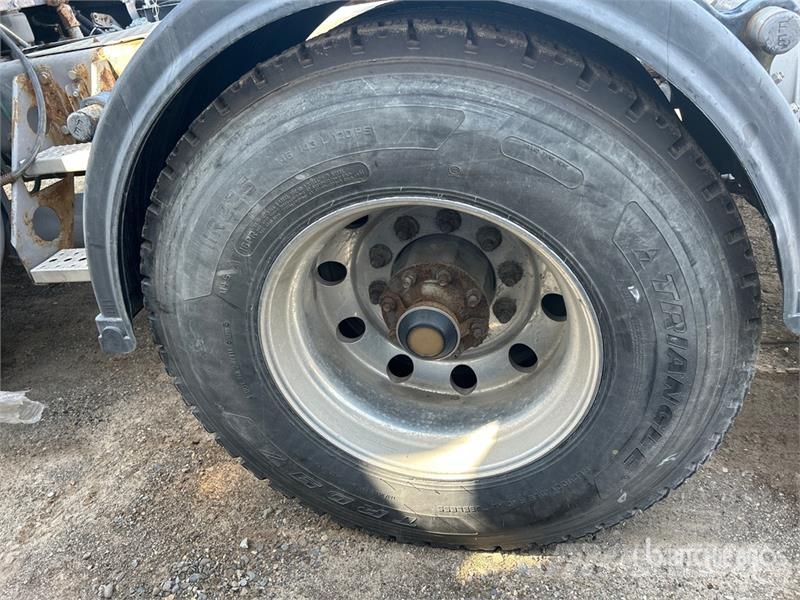 Freightliner Cascadia 125 6x4 T/A Sleeper Truck Tractor Tractor Units