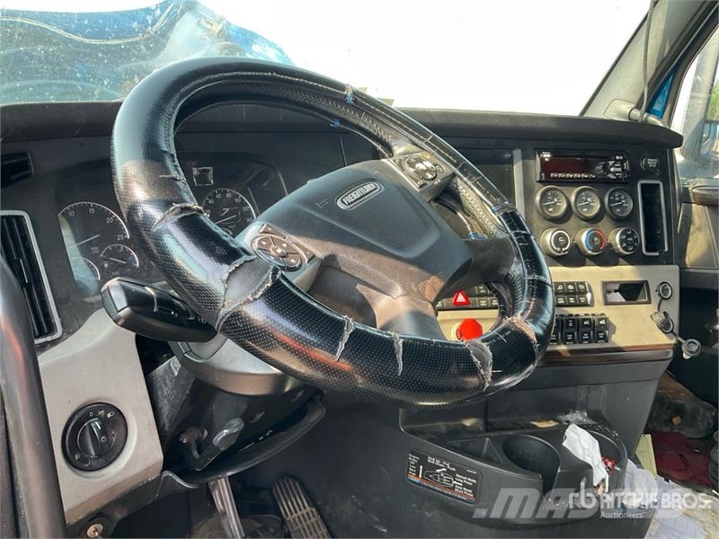 Freightliner Cascadia 126 6x4 T/A Sleeper Truck Tractor Sattelzugmaschinen