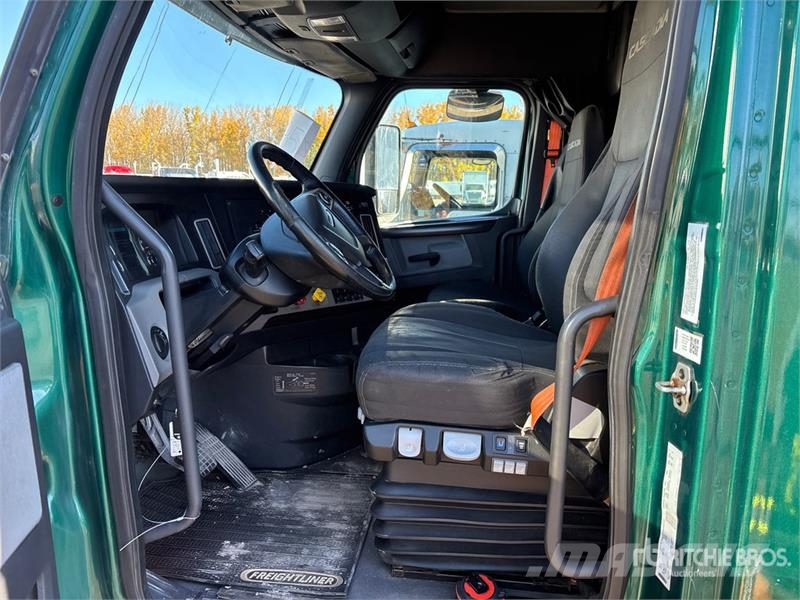 Freightliner Cascadia 126 6x4 T/A Sleeper Truck Tractor Sattelzugmaschinen
