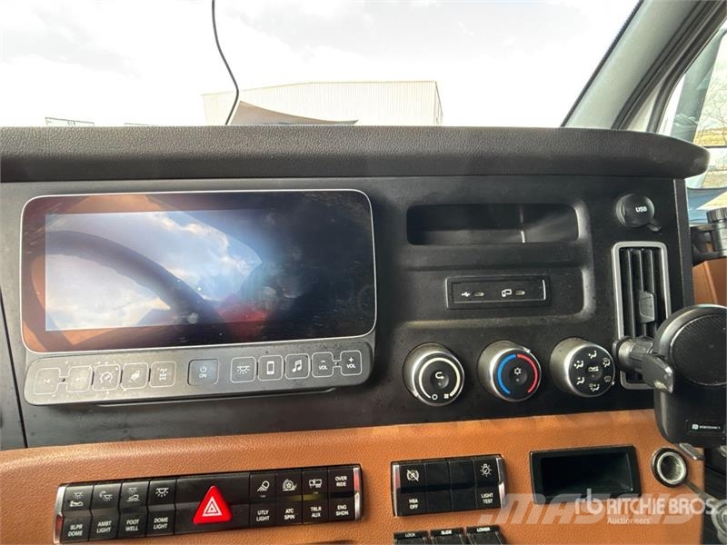 Freightliner Cascadia 126 6x4 T/A Sleeper Truck Tractor Тягачі