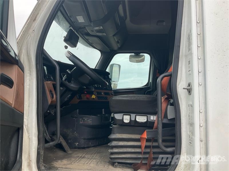 Freightliner Cascadia 126 6x4 T/A Sleeper Truck Tractor Traktorske jedinice