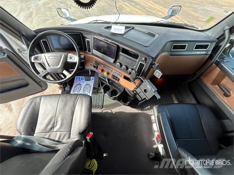 Freightliner Cascadia 126 6x4 T/A Sleeper Truck Tractor Тягачі
