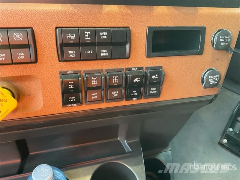 Freightliner Cascadia 126 6x4 T/A Sleeper Truck Tractor وحدات الجر