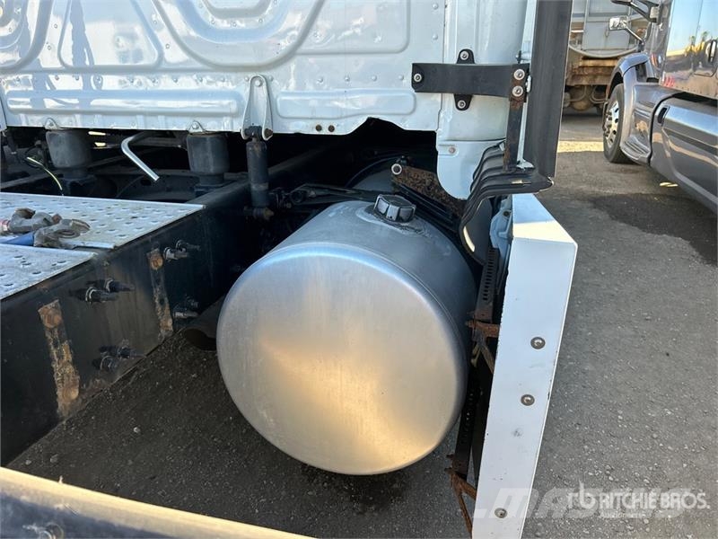 Freightliner Cascadia 126 6x4 T/A Sleeper Truck Tractor Sattelzugmaschinen