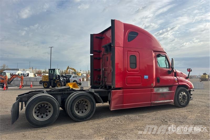 Freightliner Cascadia 125 6x4 T/A Sleeper Truck Tractor Tegljači