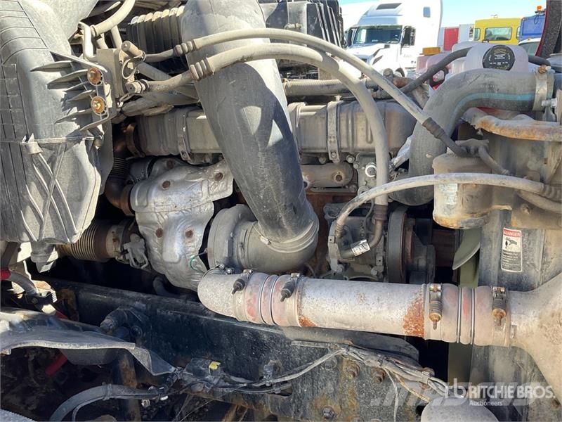 Freightliner Cascadia 126 6x4 T/A Sleeper Truck Tractor (Inoper وحدات الجر