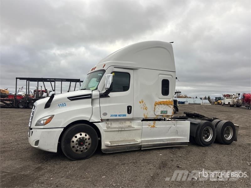 Freightliner Cascadia 126 6x4 T/A Sleeper Truck Tractor Vetopöytäautot