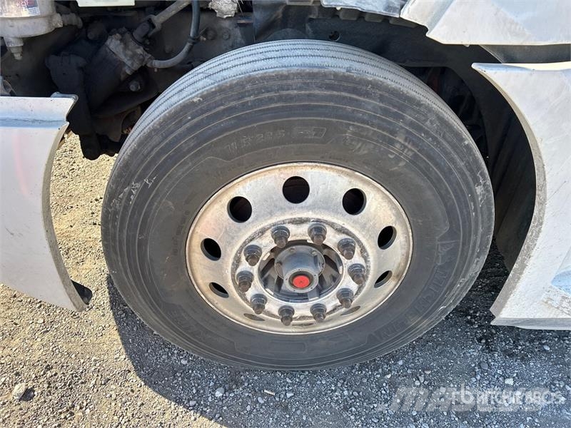 Freightliner Cascadia 126 6x4 T/A Sleeper Truck Tractor Sattelzugmaschinen