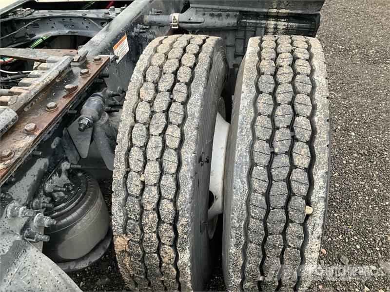 Freightliner Cascadia 126 6x4 T/A Sleeper Truck Tractor Vetopöytäautot